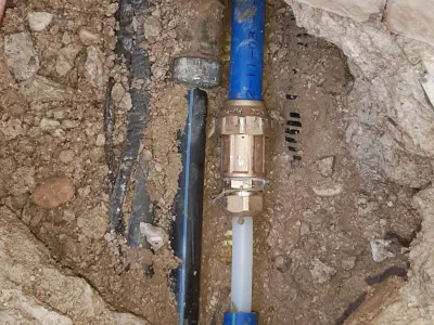 Riparazione professionale di tubo interrato con raccordo in ottone. Tubo sostituito e riparato.